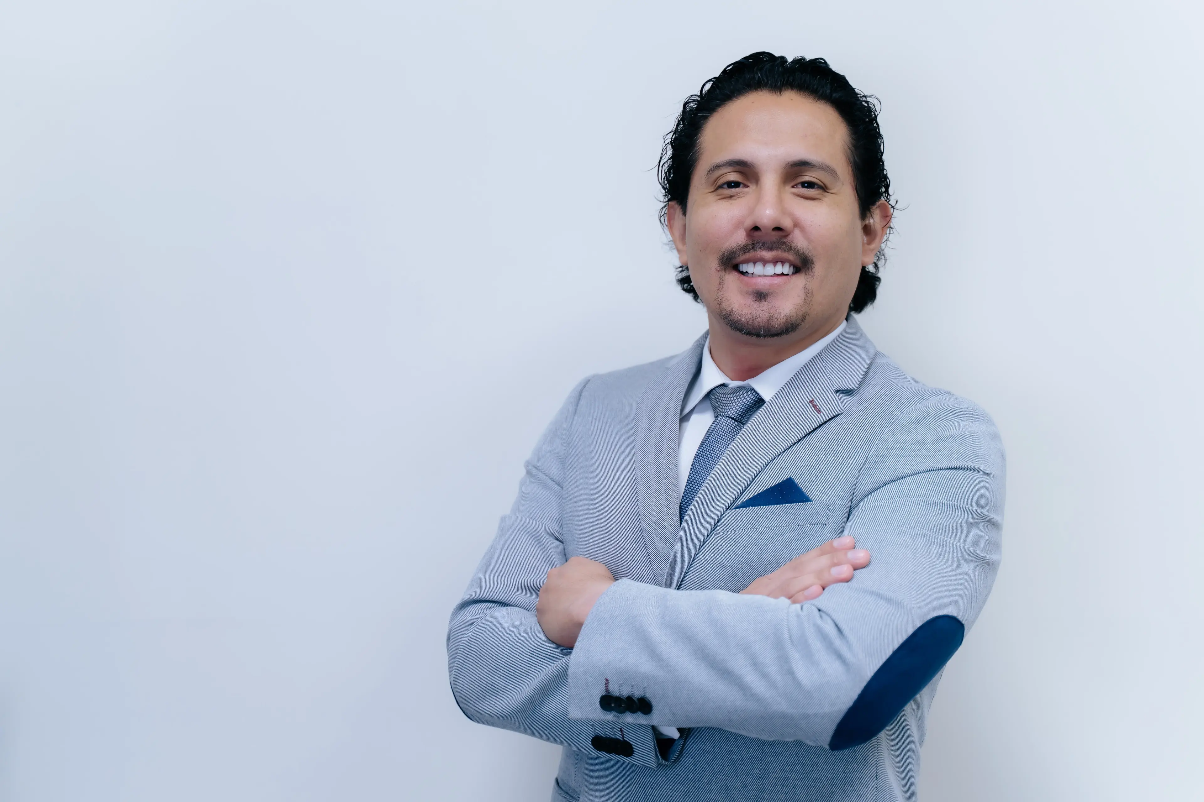 El Dr. Victor Serna revisando historias clínicas en su consultorio